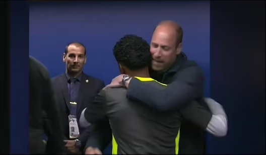 Hoàng tử William đã theo dõi trận thua của Villa trước Paris tại Champions League và ôm Rashford trong đường hầm trước trận đấu
