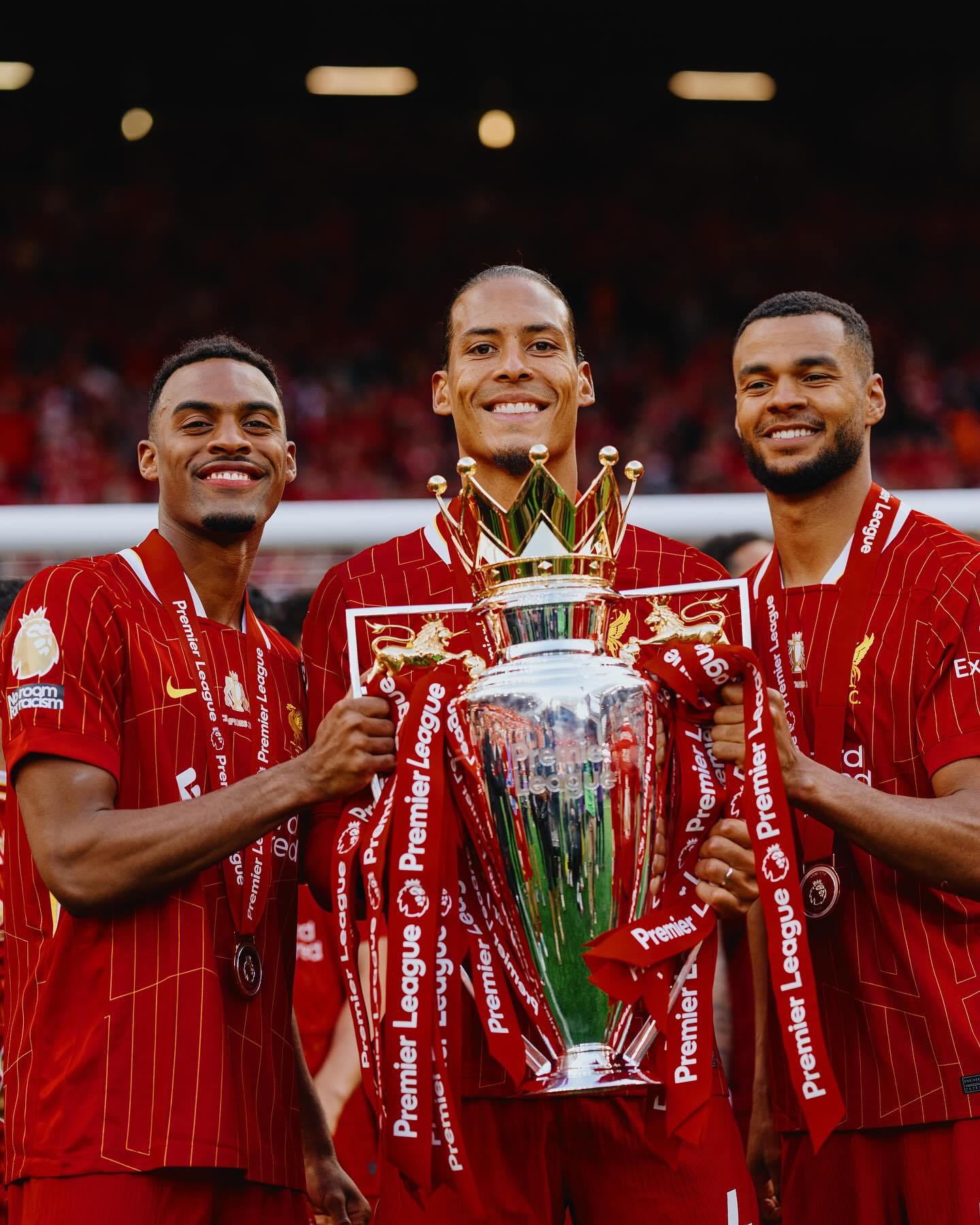 Van Dijk: Đây là một mùa giải tuyệt vời, chúng ta hãy cùng nhau ăn mừng