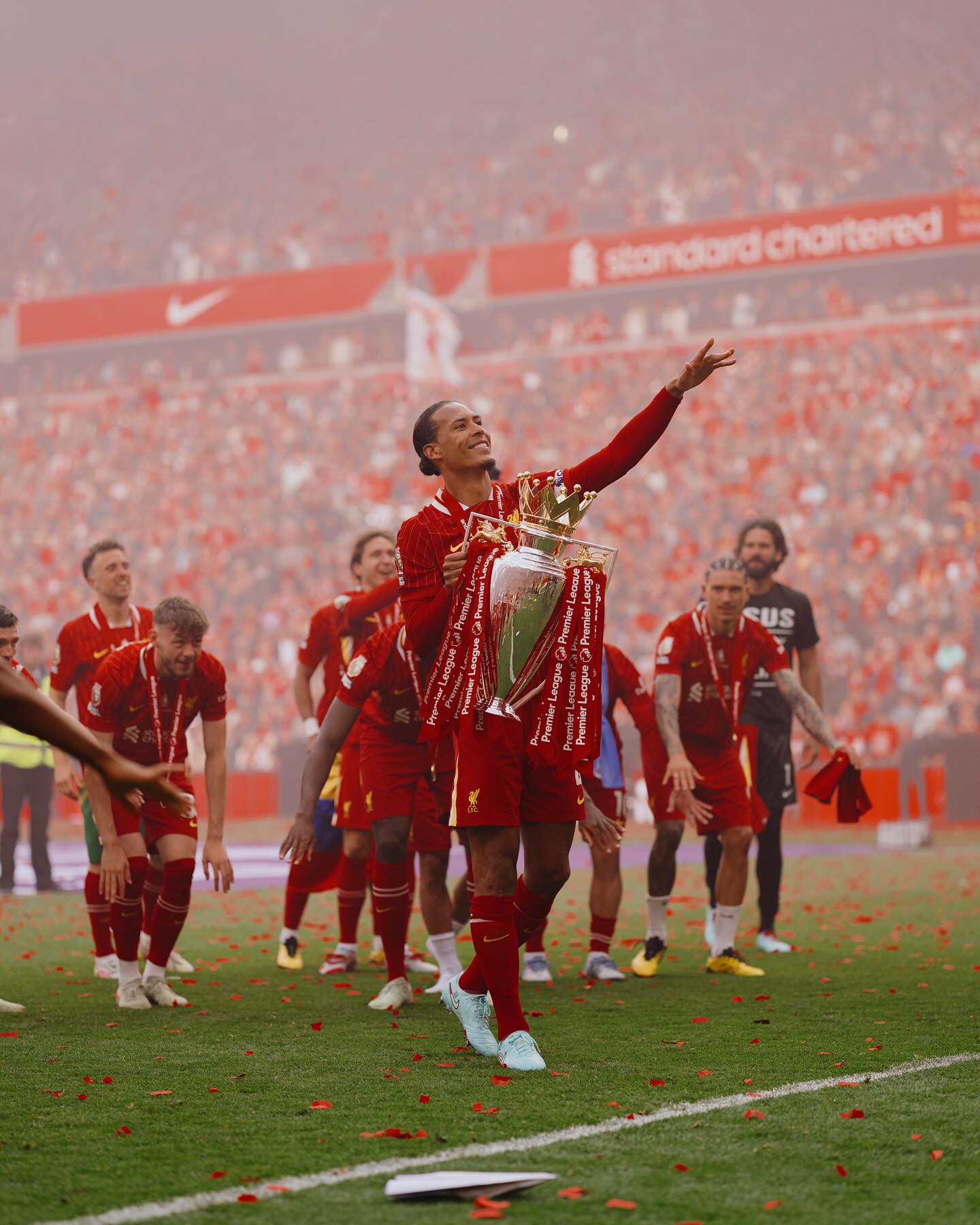 Van Dijk: Đây là một mùa giải tuyệt vời, chúng ta hãy cùng nhau ăn mừng