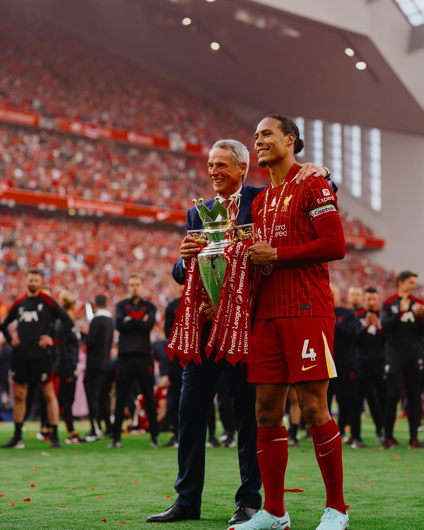 Van Dijk: Đây là một mùa giải tuyệt vời, chúng ta hãy cùng nhau ăn mừng
