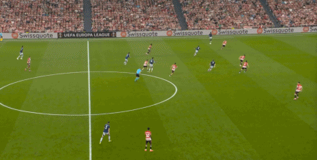 Pha đánh cắp của trọng tài khiến trận đấu mất đi tính hồi hộp, nhưng Manchester United cũng tận dụng cơ hội từ sự liều lĩnh của Athletic Bilbao