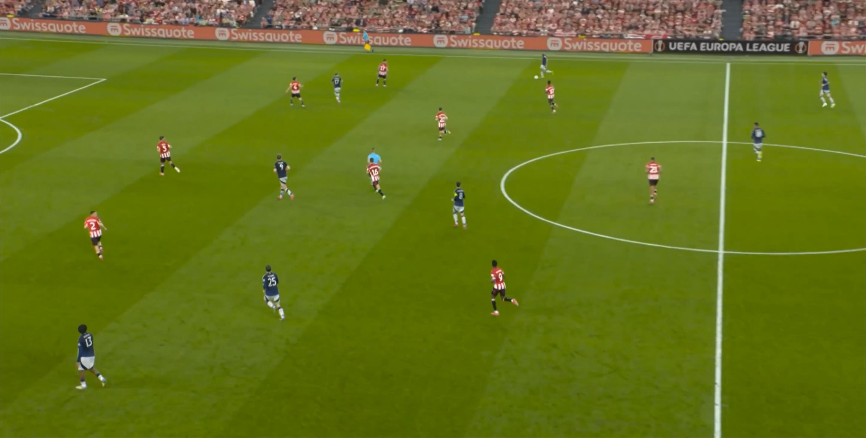 Pha đánh cắp của trọng tài khiến trận đấu mất đi tính hồi hộp, nhưng Manchester United cũng tận dụng cơ hội từ sự liều lĩnh của Athletic Bilbao