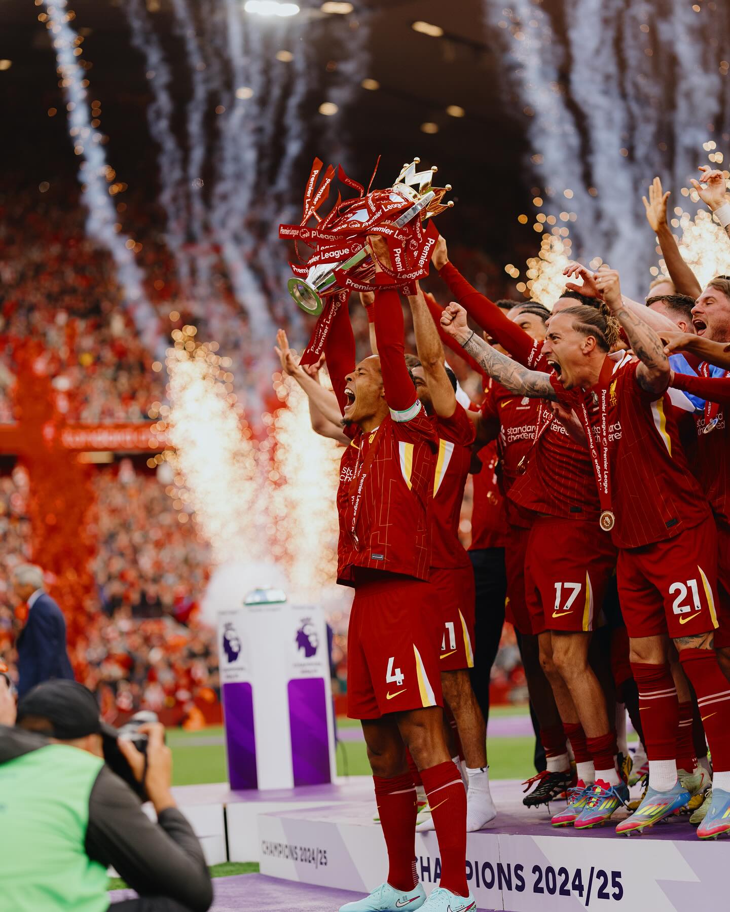 Van Dijk: Đây là một mùa giải tuyệt vời, chúng ta hãy cùng nhau ăn mừng