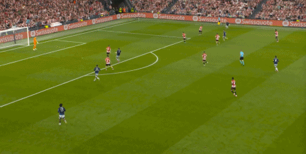 Pha đánh cắp của trọng tài khiến trận đấu mất đi tính hồi hộp, nhưng Manchester United cũng tận dụng cơ hội từ sự liều lĩnh của Athletic Bilbao
