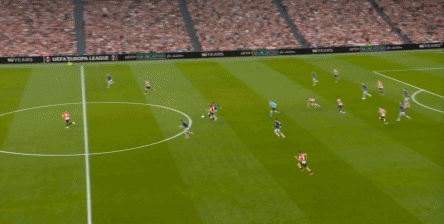 Pha đánh cắp của trọng tài khiến trận đấu mất đi tính hồi hộp, nhưng Manchester United cũng tận dụng cơ hội từ sự liều lĩnh của Athletic Bilbao