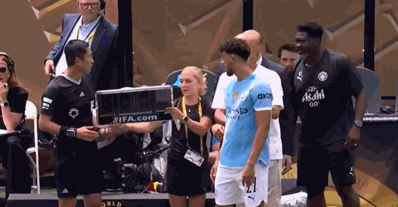Ma Ning lại chiếm hết sự chú ý! Guardiola tiến lên để thảo luận về vấn đề thay người, và Ma Ning trực tiếp bảo anh ta rời đi
