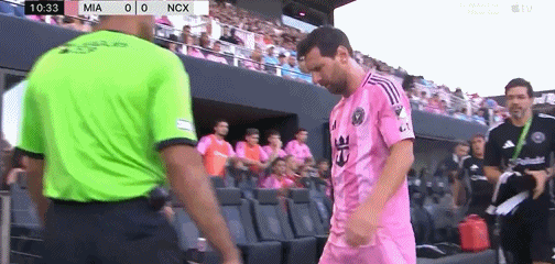 Phóng viên: Chấn thương của Messi vẫn cần được đánh giá, nhưng anh sẽ phải nghỉ thi đấu ít nhất 3-4 tuần