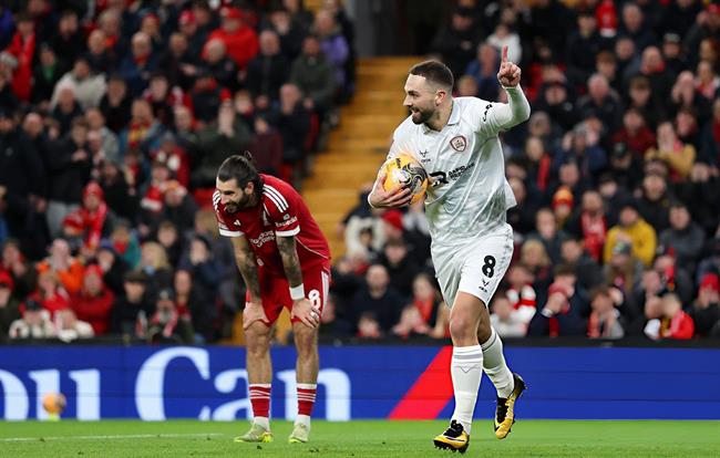 HLV Barnsley gọi sai lầm của Szoboszlai là thiếu tôn trọng đối thủ 1